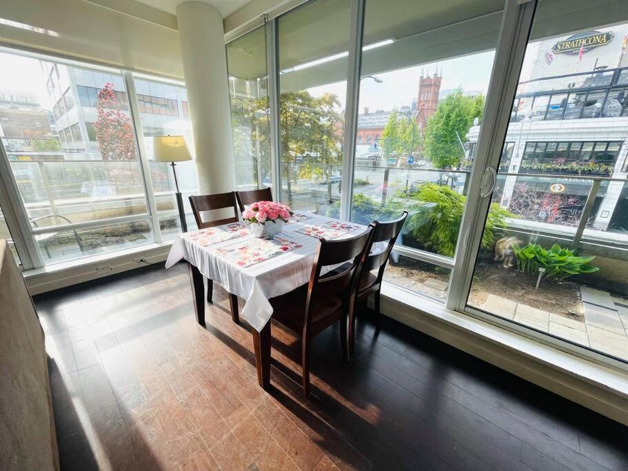 Spacious Downtown 2 Bedroom Condo With Pool And Air Conditioning Victoria Extérieur photo