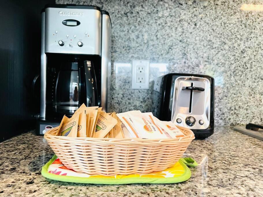 Spacious Downtown 2 Bedroom Condo With Pool And Air Conditioning Victoria Extérieur photo