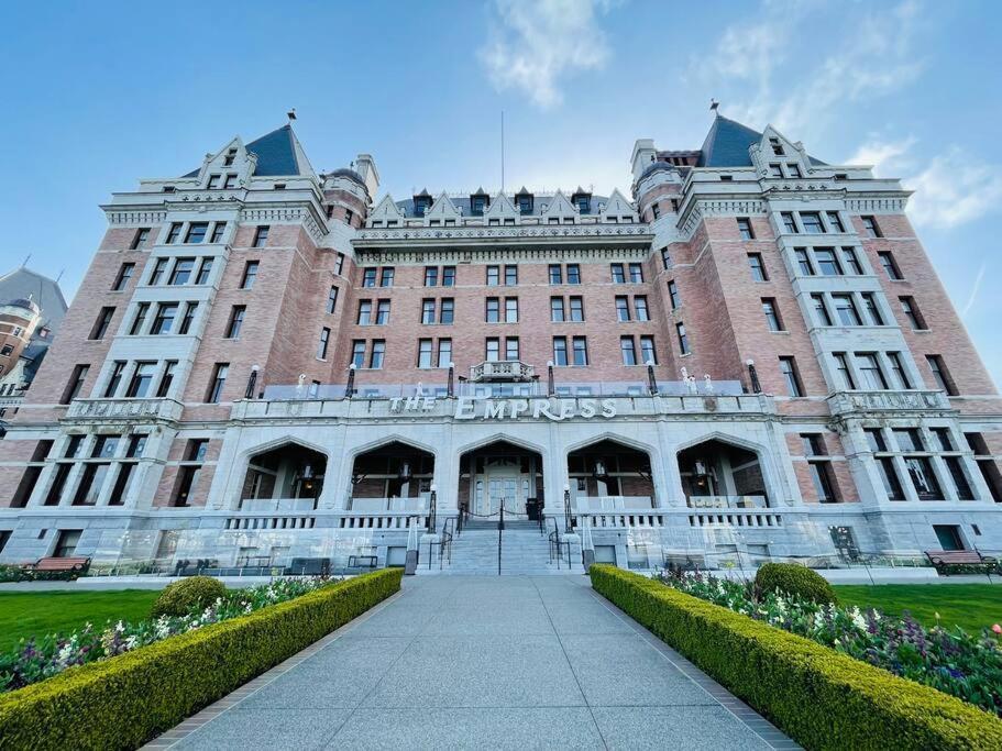 Spacious Downtown 2 Bedroom Condo With Pool And Air Conditioning Victoria Extérieur photo