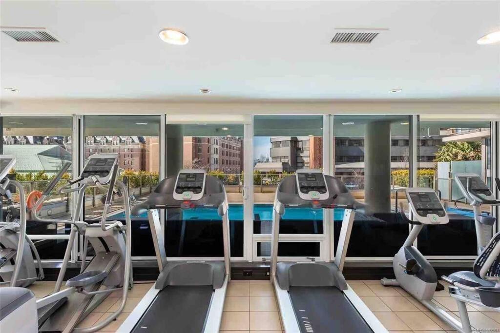 Spacious Downtown 2 Bedroom Condo With Pool And Air Conditioning Victoria Extérieur photo