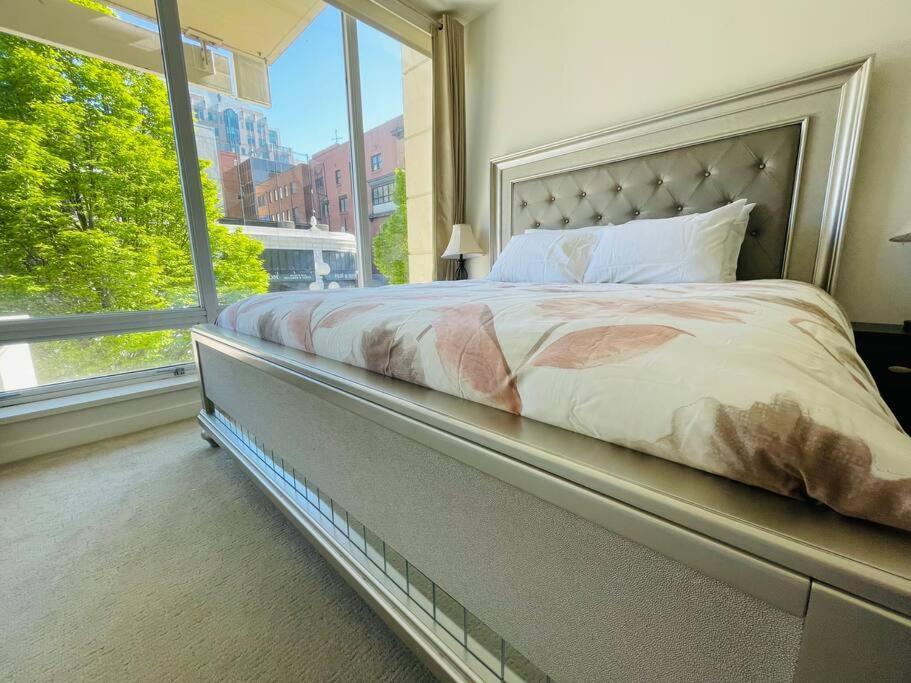 Spacious Downtown 2 Bedroom Condo With Pool And Air Conditioning Victoria Extérieur photo