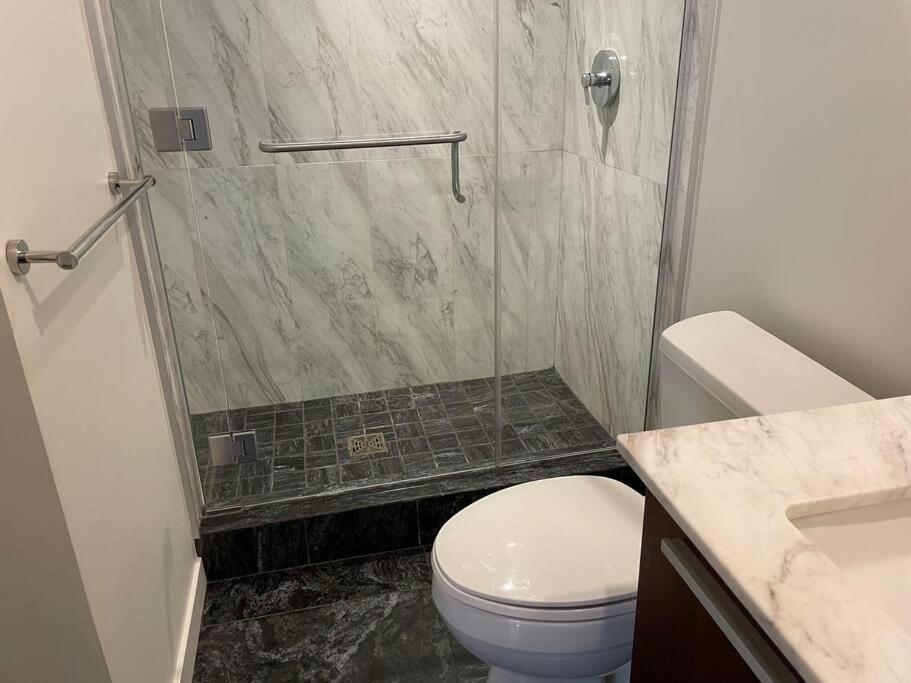 Spacious Downtown 2 Bedroom Condo With Pool And Air Conditioning Victoria Extérieur photo