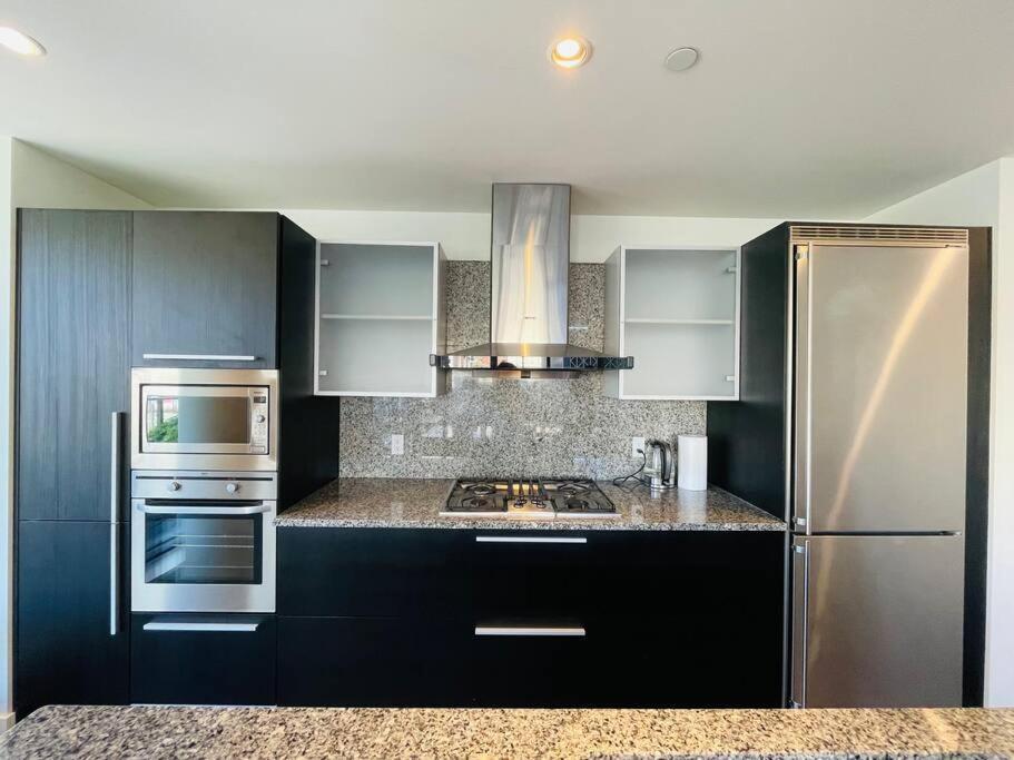 Spacious Downtown 2 Bedroom Condo With Pool And Air Conditioning Victoria Extérieur photo