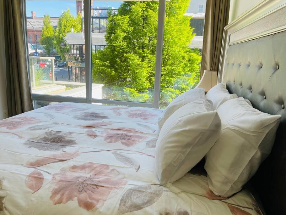 Spacious Downtown 2 Bedroom Condo With Pool And Air Conditioning Victoria Extérieur photo