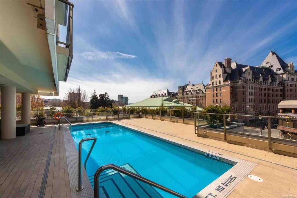 Spacious Downtown 2 Bedroom Condo With Pool And Air Conditioning Victoria Extérieur photo