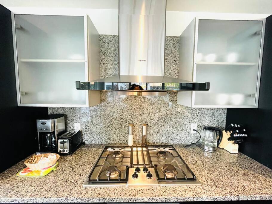 Spacious Downtown 2 Bedroom Condo With Pool And Air Conditioning Victoria Extérieur photo