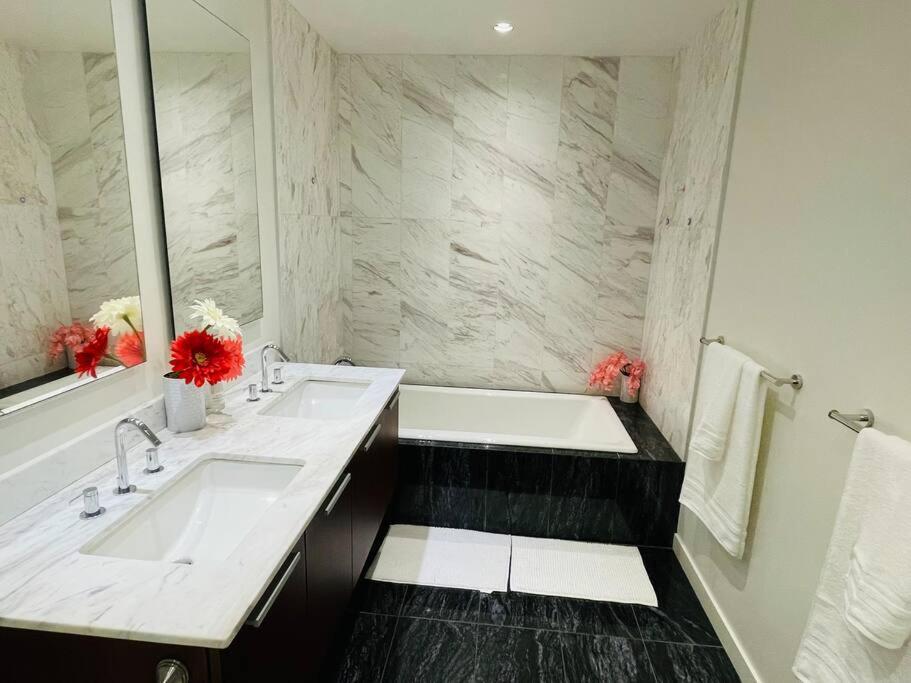 Spacious Downtown 2 Bedroom Condo With Pool And Air Conditioning Victoria Extérieur photo