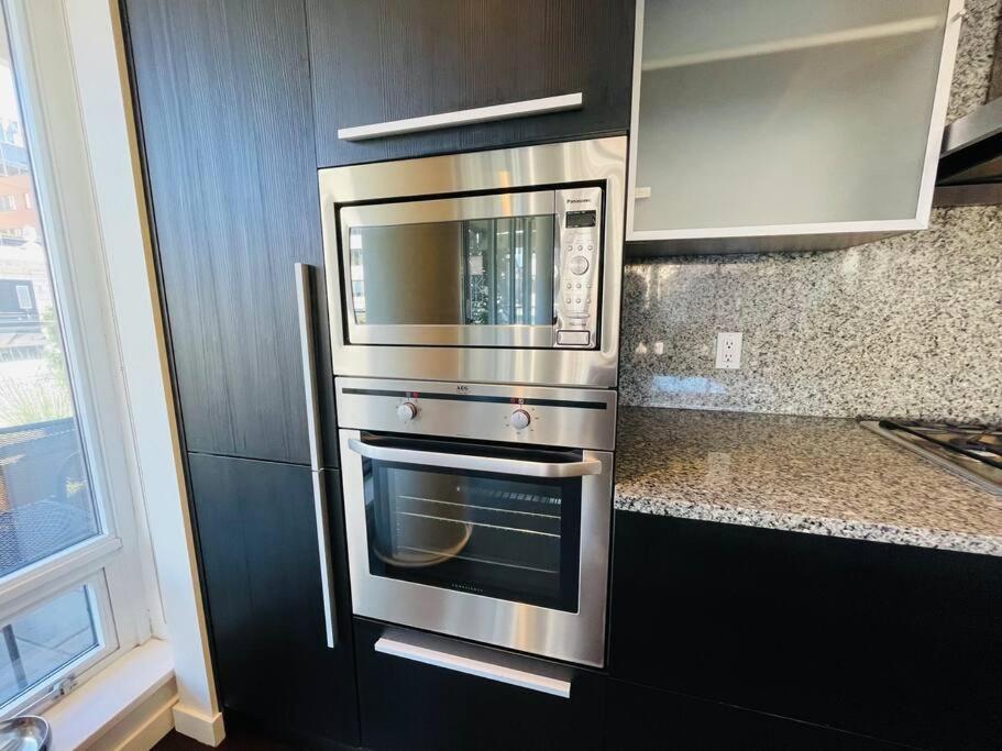 Spacious Downtown 2 Bedroom Condo With Pool And Air Conditioning Victoria Extérieur photo