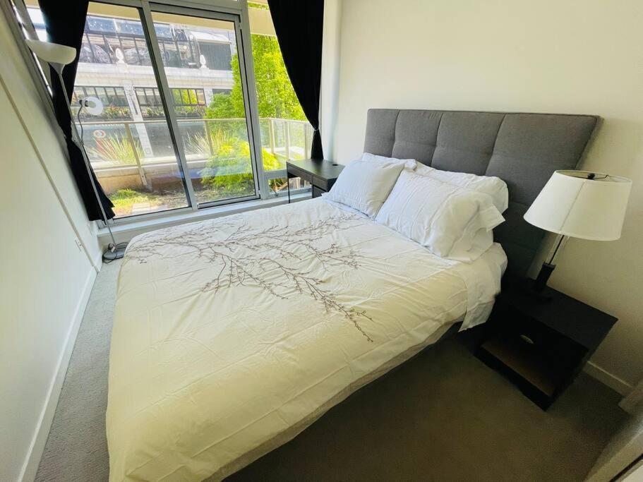 Spacious Downtown 2 Bedroom Condo With Pool And Air Conditioning Victoria Extérieur photo