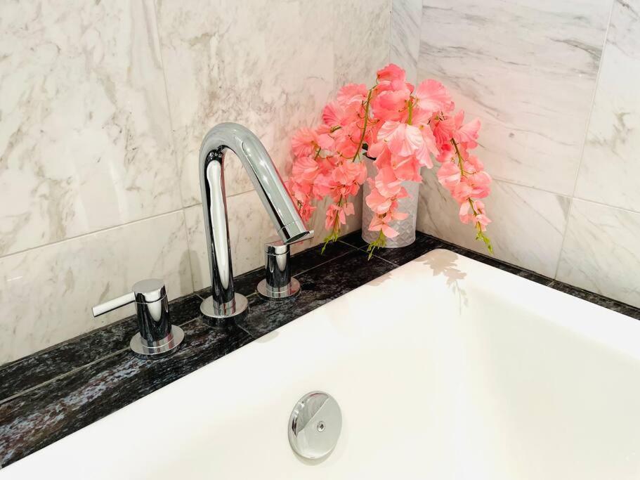 Spacious Downtown 2 Bedroom Condo With Pool And Air Conditioning Victoria Extérieur photo